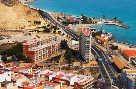 Agente inmobiliario de Wereal explicando un mandato de venta a un propietario en Alicante