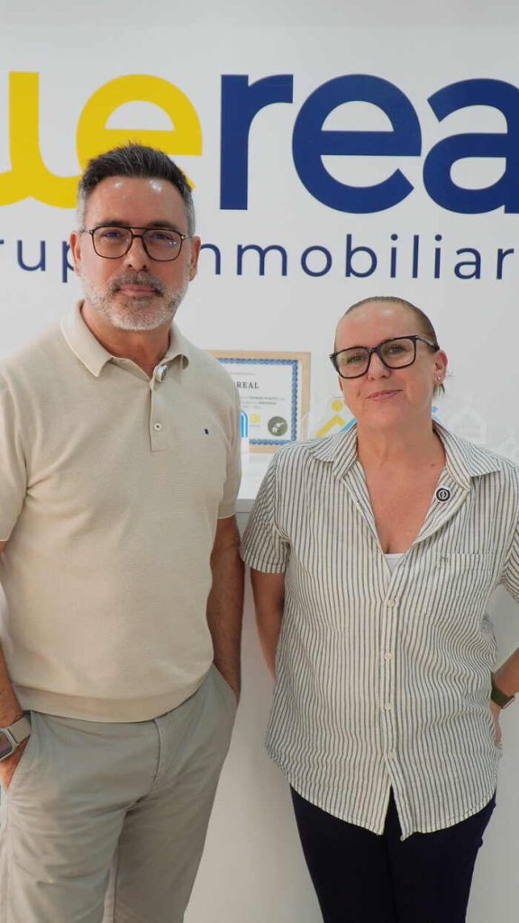 Asesores de WeBroker revisando la evolución del euríbor junto al logo de Wereal