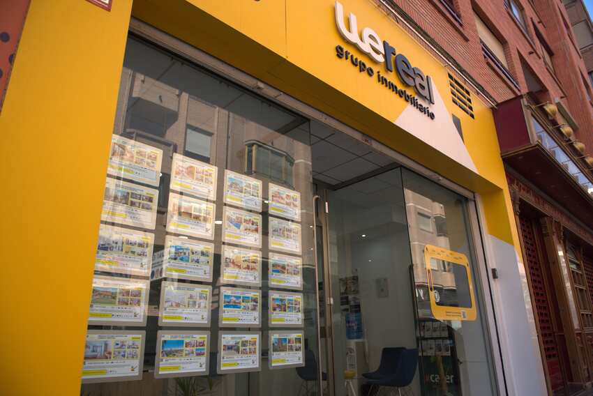 Asesor de Wereal Grupo Inmobiliario en un evento del sector inmobiliario en Alicante