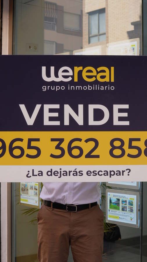 Cartel de Wereal Grupo Inmobiliario en una vivienda en venta en Alicante