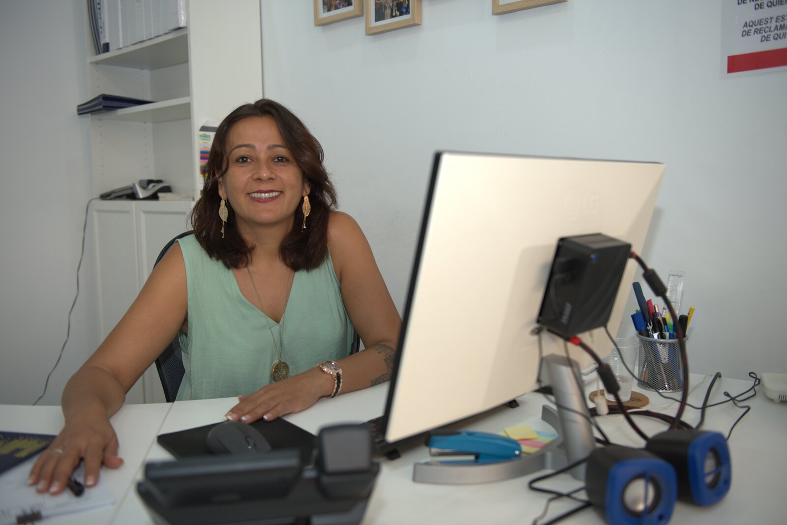 Asesor hipotecario de WeBroker atendiendo a un cliente en la oficina de Wereal