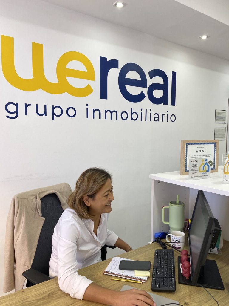 Asesora de Wereal atendiendo a un propietario que quiere vender su vivienda en Alicante