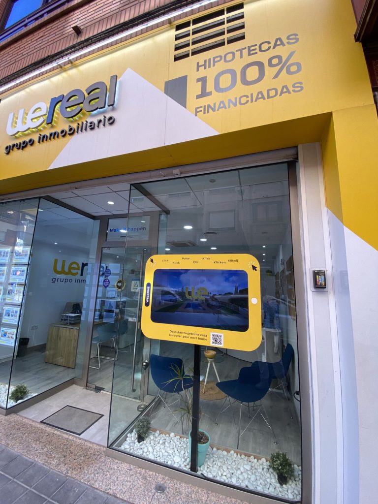 Fachada de la inmobiliaria Wereal Grupo Inmobiliario en la calle Arquitecto Morell, Alicante
