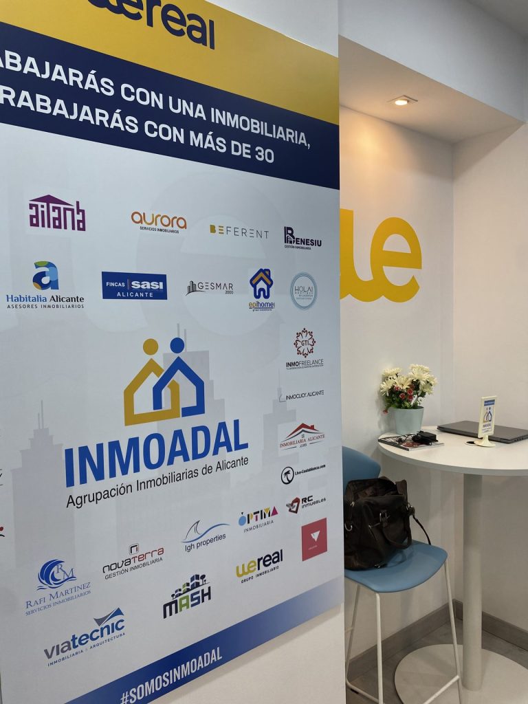 Panel de INMOADAL, Agrupación de Inmobiliarias de Alicante, en la oficina de Wereal