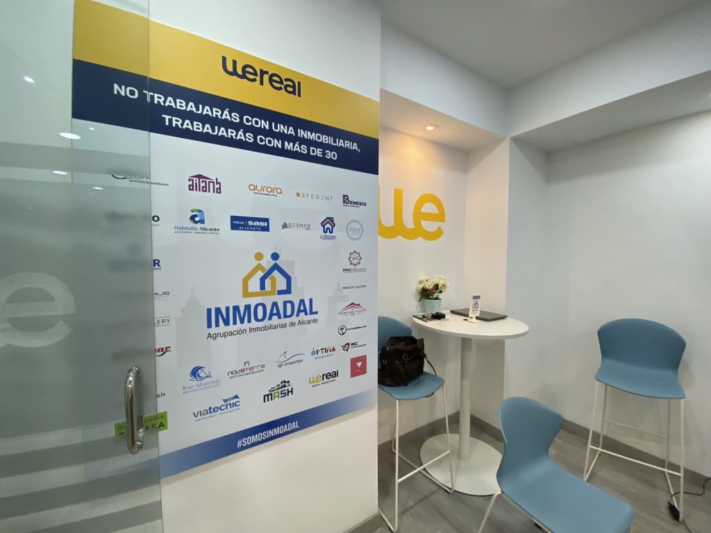 Zona de atención a propietarios en la oficina de Wereal en Alicante, miembro de INMOADAL